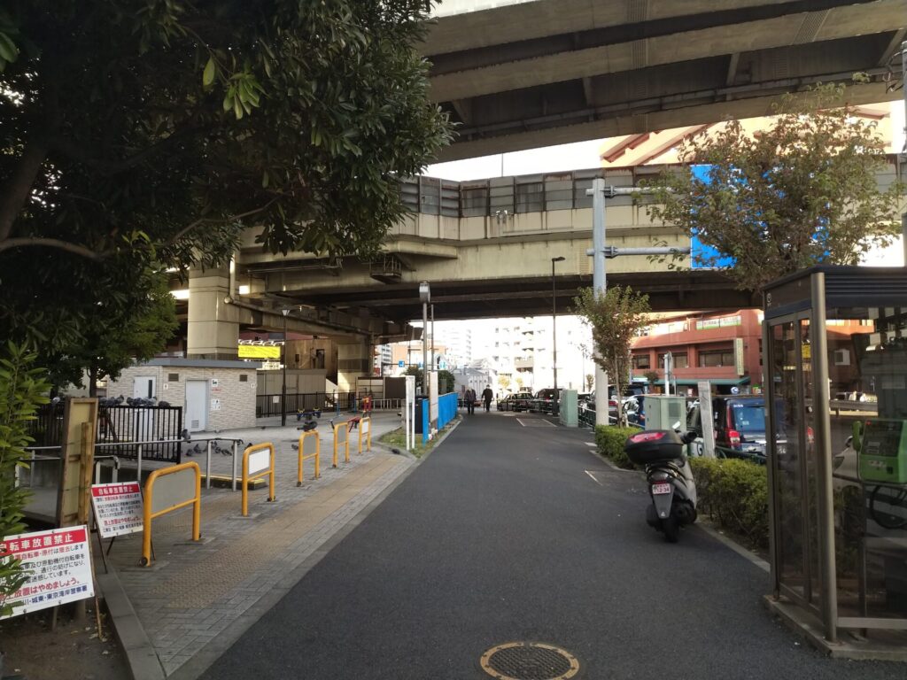 東京都江東区の弁護士費用が安く交通事故に強い法律事務所へ向かう道