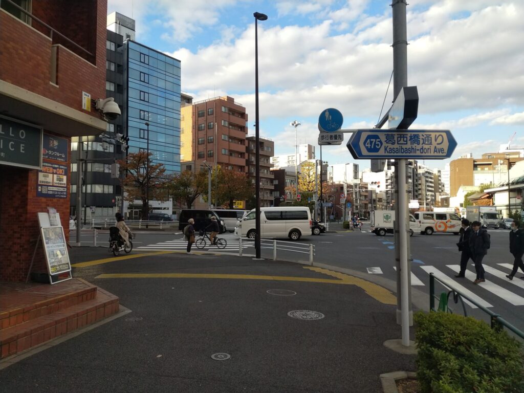 東京都江東区の安い弁護士費用で交通事故に強い法律事務所前の交差点